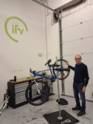 Gilles à son poste de travail, tranquille comme toujours